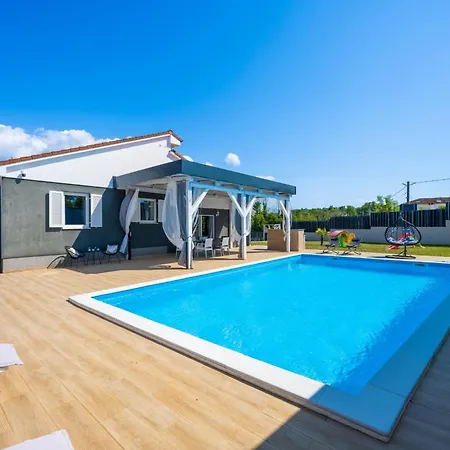Schoene Beauty Fuer 6 Personen Und 1 Kind Holiday home