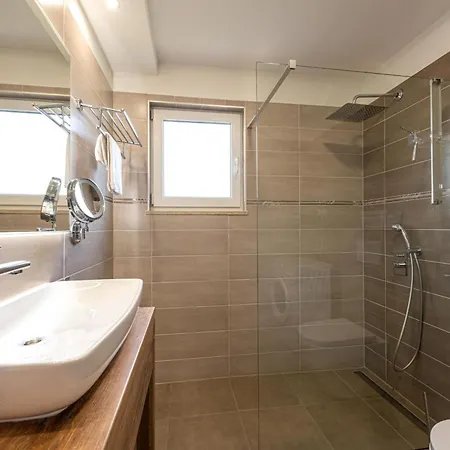 Schoene Beauty Fuer 6 Personen Und 1 Kind Holiday home