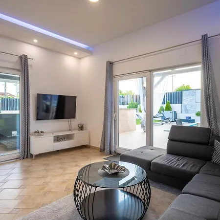 Schoene Beauty Fuer 6 Personen Und 1 Kind Holiday home