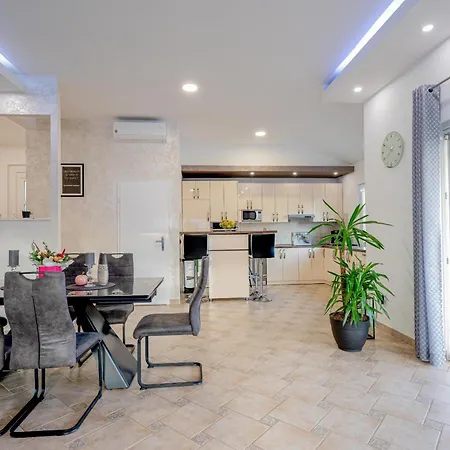 Schoene Beauty Fuer 6 Personen Und 1 Kind Holiday home *